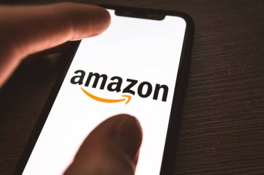 Akıllı telefon ekranında AWS logosu. 