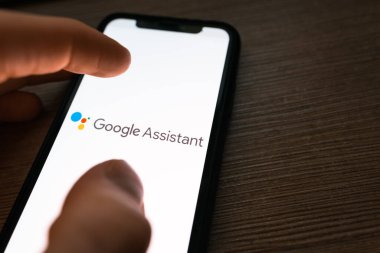 Ekranda google yardımcı logosu olan akıllı telefon.