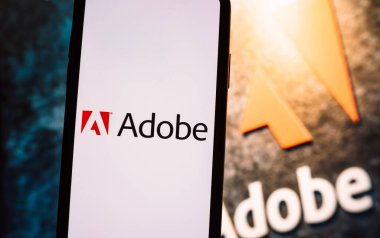 Akıllı telefon ekranında Adobe Şirketi logosu.