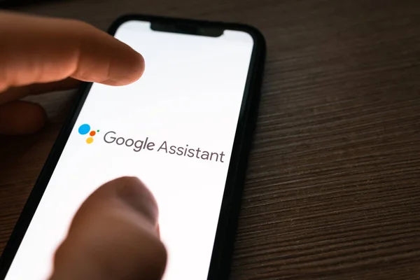 Smartphone com o logotipo do Google Assistente na tela . — Fotografia de Stock