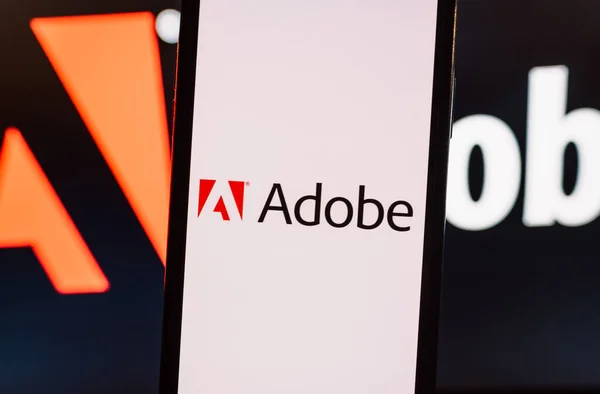 Логотип компании Adobe на экране смартфона . — стоковое фото