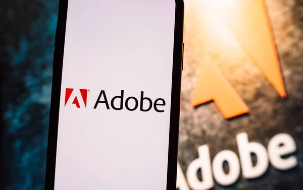 Logotipo da empresa Adobe na tela do smartphone . — Fotografia de Stock