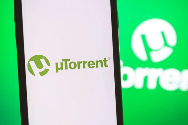 Smartphone con el logotipo de la aplicación Torrent en la pantalla . — Foto de Stock