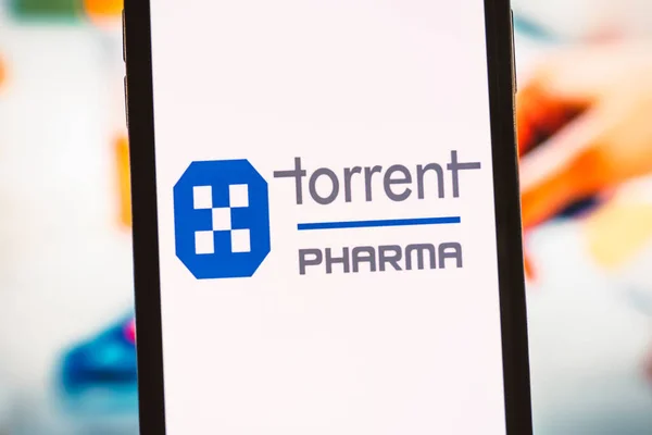 Smartphone con logo de torrent Pharma en la pantalla . — Foto de Stock