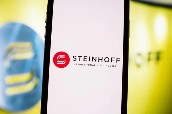 Smartphone con logotipo steinhoff en la pantalla . — Foto de Stock