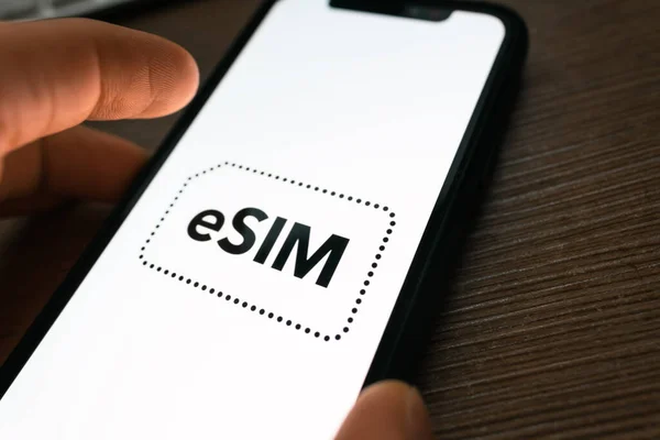 Logotipo del chip de la tarjeta eSIM en la pantalla del smartphone . — Foto de Stock