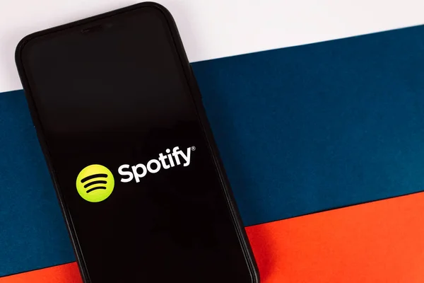 IPhone με στιγμιότυπο οθόνης της εφαρμογής Spotify . — Φωτογραφία Αρχείου