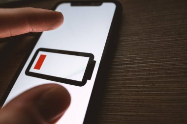 Düşük pilli akıllı telefon. düşük pil simgesi kapat.