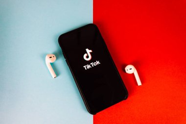 Ekranda TikTok Uygulama logosu olan iPhone.