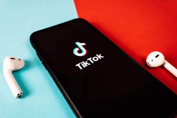 IPhone con el logotipo de la aplicación TikTok en la pantalla . —  Fotos de Stock