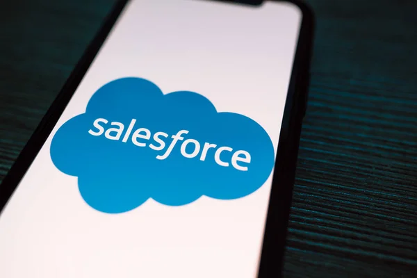 Smartphone con logotipo de salesforce en la pantalla . — Foto de Stock