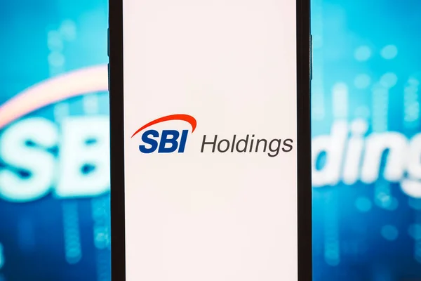 Смартфон с логотипом холдинга SBI на экране . — стоковое фото