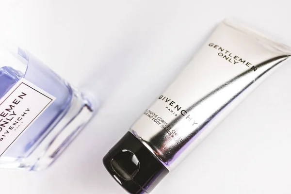 Perfume e gel de banho para a marca Givenchy com uma etiqueta . — Fotografia de Stock
