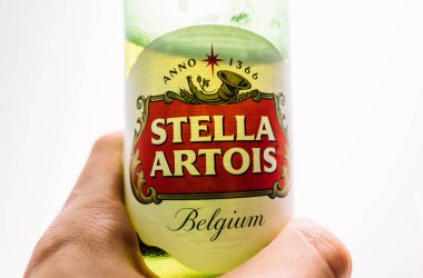  Eller bir şişe Stella Artois birası tutsun..