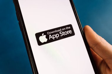  Uygulama mağazası simgesine indirme yapan akıllı telefon elinde.