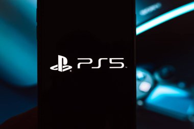 Ekranda Sony Playstation 5 logosu olan akıllı telefon. 