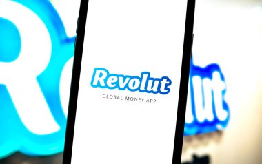 Akıllı telefon ekranında Revolut para logosu uygulaması. 