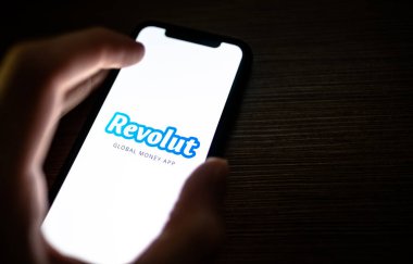 Akıllı telefon ekranında Revolut para logosu uygulaması. 