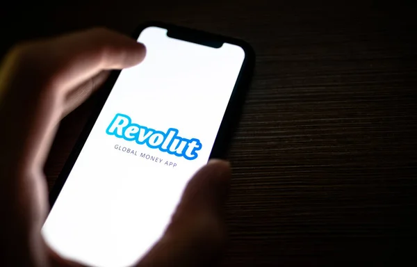 Revolut Money Logo App auf Smartphone-Bildschirm. — Stockfoto