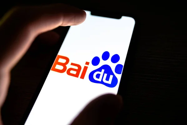 Logotipo Baidu na tela do smartphone . — Fotografia de Stock
