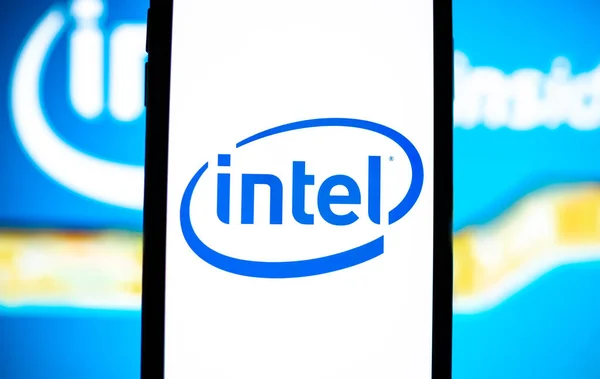 Логотип Intel на экране смартфона . — стоковое фото