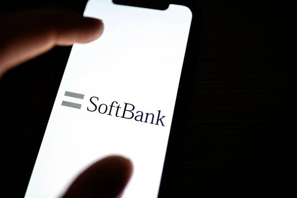 Логотип SoftBank на экране . — стоковое фото