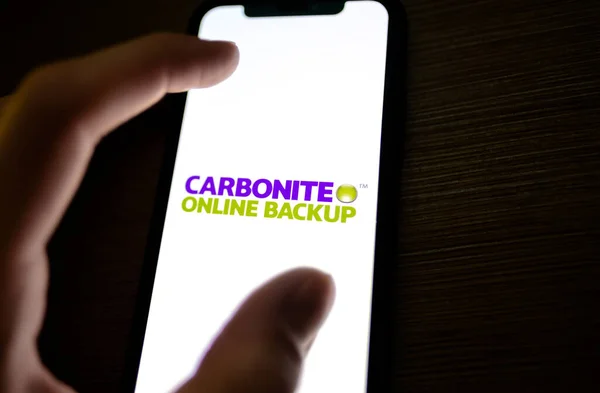 Logotipo de carbonita en la pantalla del teléfono inteligente . — Foto de Stock