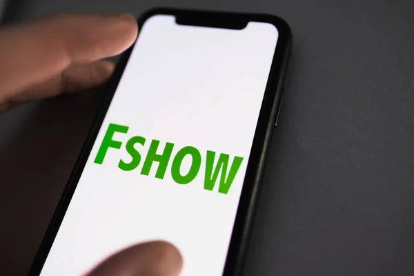 Fshow 2020 logotipo na tela do smartphone . — Fotografia de Stock