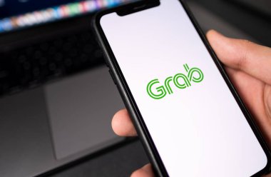 Akıllı telefon ekranında logoyu tut.