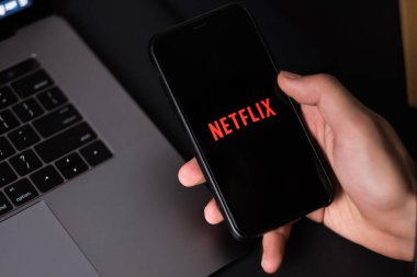 Akıllı telefon ekranında Netflix logosu.