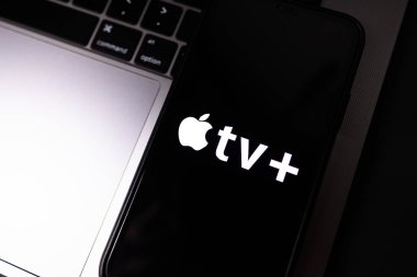 Akıllı telefon ekranında Apple TV artı logo.