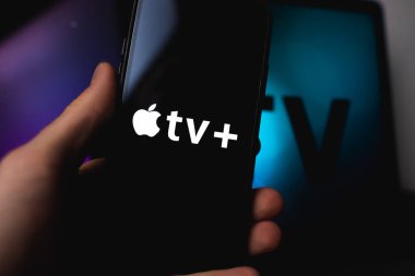 Akıllı telefon ekranında Apple TV artı logo.