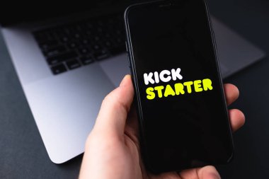  Akıllı telefon ekranında Kickstarter logosu.