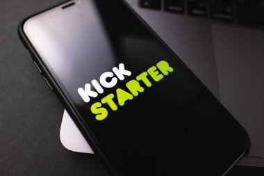  Akıllı telefon ekranında Kickstarter logosu.