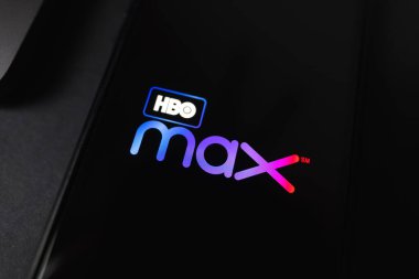 Akıllı telefon ekranında HBO maksimum logosu.