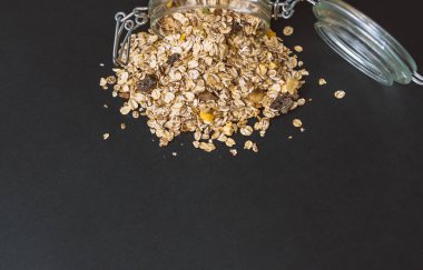 Granola cam bir kavanozdan döküldü..