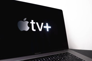 MacBook ekranında Apple TV logosu.