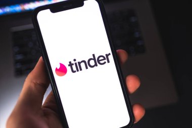 Akıllı telefon ekranında Tinder logosu.