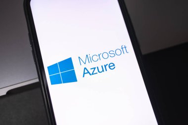 Akıllı telefon ekranında Microsoft Azure logosu.