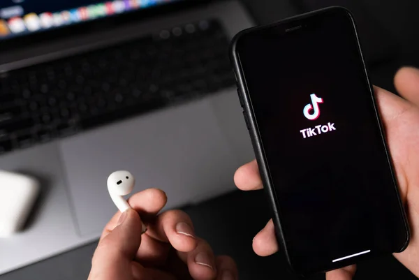 Logotipo TikTok en la pantalla del teléfono inteligente . —  Fotos de Stock