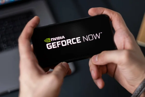智能手机屏幕上的Geforce Now标志. — 图库照片
