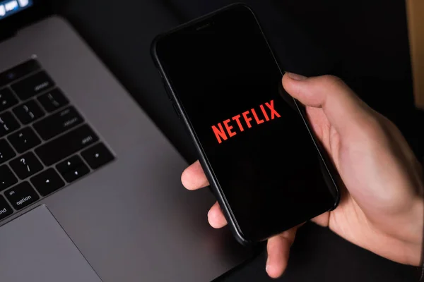 Logo Netflix na obrazovce smartphonu. — Stock fotografie