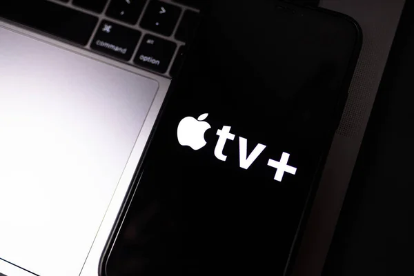 Apple TV плюс логотип на экране смартфона . — стоковое фото