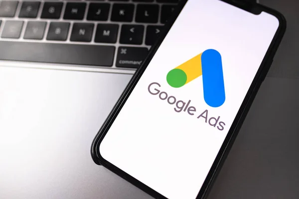 Logo reklamy Google na ekranie smartfona. — Zdjęcie stockowe