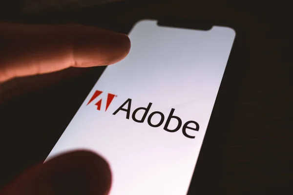 Logo de la compañía Adobe en la pantalla del teléfono inteligente . —  Fotos de Stock