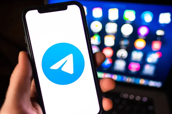 Logo de Telegram messenger en la pantalla del smartphone . —  Fotos de Stock