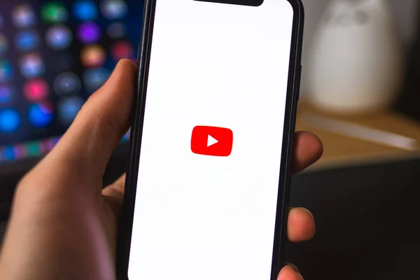 Logotipo do aplicativo Youtube na tela do smartphone . — Fotografia de Stock