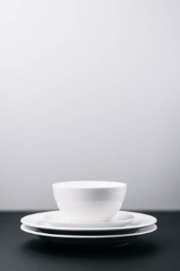 kopyalama alanı olan beyaz temiz tabaklar. 