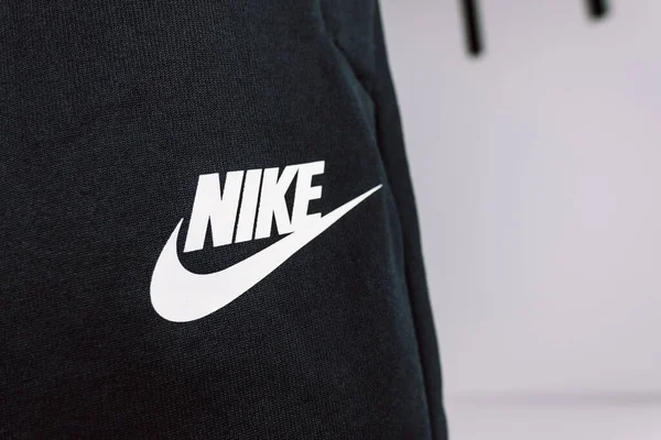 Nike logo na černých sportovních běžců — Stock fotografie