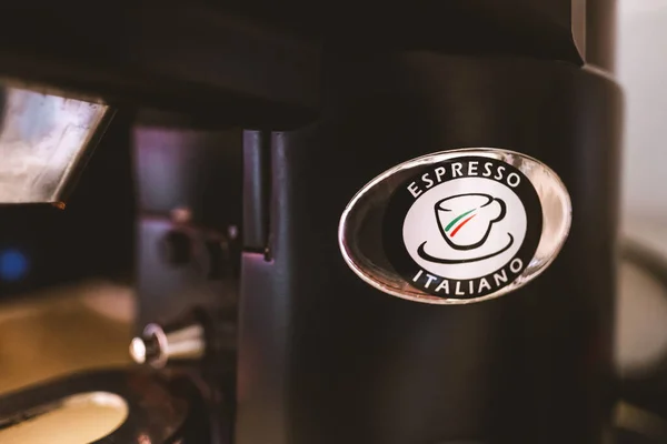 Molinillo de café con logo espresso italiano —  Fotos de Stock